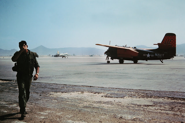Dáng vẻ mệt mỏi của một binh sĩ Mỹ bên đường băng sân bay quân sự. Ảnh: The Vietnam Slide Project.