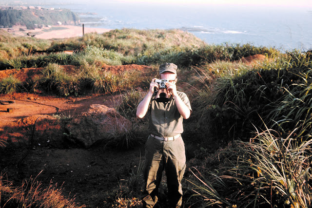 Người lính này chụp ảnh người đang chụp ảnh mình. Ảnh: The Vietnam Slide Project.