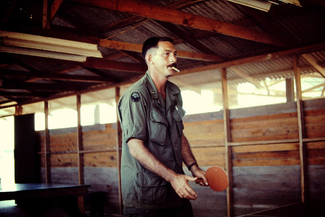 Sĩ quan Mỹ chơi bóng bàn trong khu nhà giải trí của căn cứ. Ảnh: The Vietnam Slide Project.