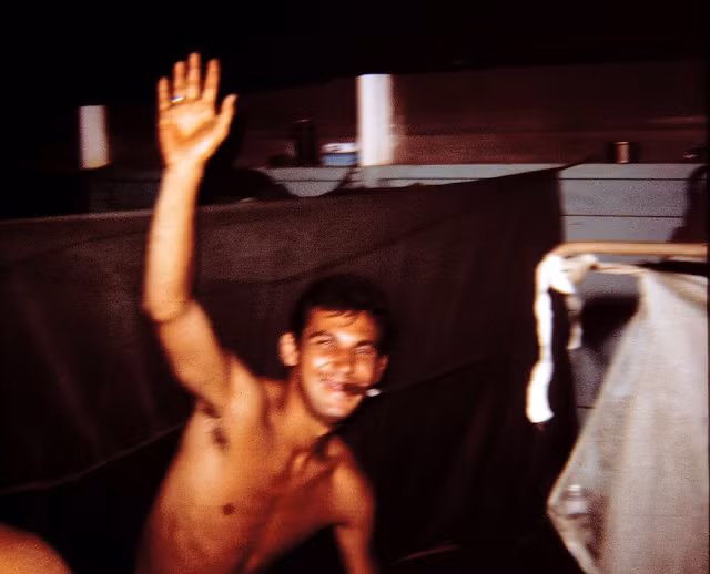 Một người lính giơ tay làm dáng khi được chụp ảnh. Ảnh: The Vietnam Slide Project.