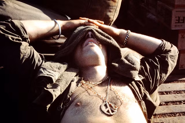 Một người lính đeo vòng cổ mang biểu tượng hòa bình. Ảnh: The Vietnam Slide Project.