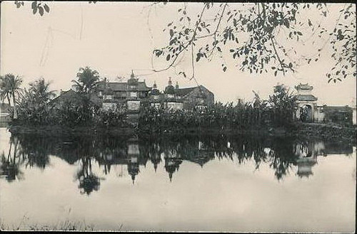 Hình ảnh chùa Trấn Quốc trong một bưu thiếp thời thuộc địa. Năm 1998, bảo tháp lục độ đài sen được xây dựng, trở thành điểm nhấn kiến trúc của chùa. Ảnh tư liệu.