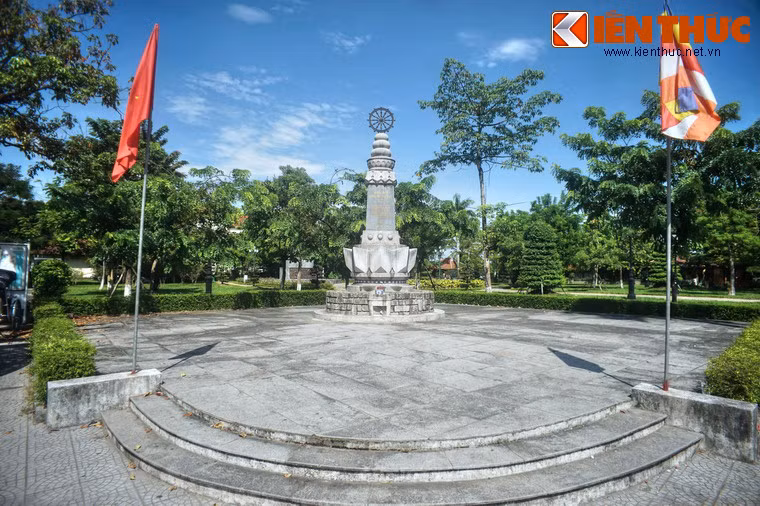 Sự kiện này xảy ra vào ngày Phật đản 8/5/1963, khi các Phật tử tiến hành biểu tình tại đài phát thanh Huế bị lực lượng vũ trang của chính quyền Sài Gòn đàn áp, khiến 8 người thiệt mạng. Vụ việc khiến quần chúng phẫn nộ và cuộc đấu tranh của những người yêu nước lan rộng trên toàn miền Nam.