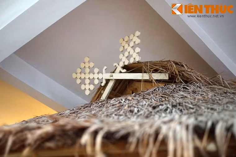 Khau cút thường được quét nước vôi để có màu trắng. Ngày nay, khau cút ngày càng ít xuất hiện trong các bản làng người Thái. Tại những ngôi nhà còn giữ khau cút lại xuất hiện một số kiểu dáng khau cút mới như hình máy bay, tên lửa... 