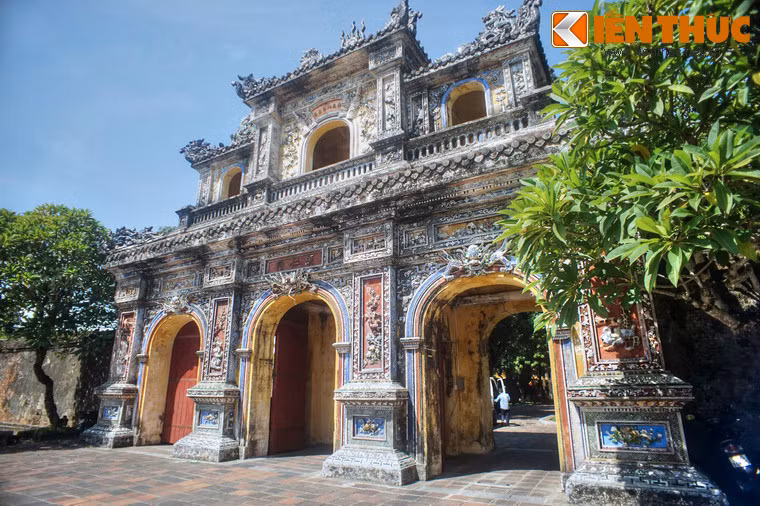 Ngày nay, cửa Hiển Nhơn được sử dụng làm lối ra cho du khách tham quan Hoàng thành.