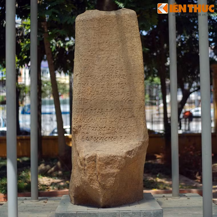  Bia đá Chăm cổ nổi bật nhất trong bộ sưu tập là bia Võ Cạnh, đã được công nhận là báu vật quốc gia Việt Nam. Bia có niên đại khoàng thế kỷ 3-4, là văn bia cổ nhất của người Chăm, được phát hiện tại làng Võ Cạnh, xã Vĩnh Trung, TP Nha Trang, tỉnh Khánh hòa. Nội dung bia ghi lại việc dâng cúng của vị vua sáng lập vương quốc Chăm Pa.