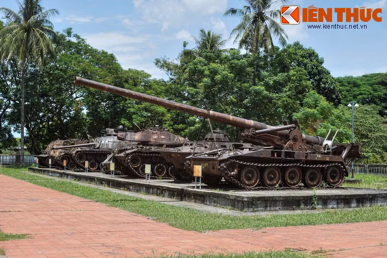 Phía trước Quốc Tử Giám là một khoảng sân rộng. Bên phía Tây dùng làm khu trưng bày lộ thiên các chứng tích của cuộc kháng chiến chống Mỹ, bên phía Đông hiện để trống.