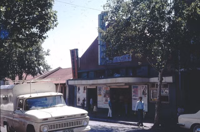 Rạp chiếu phim của người Ấn Đọ ở khu Broadway. Ảnh: Vintag.