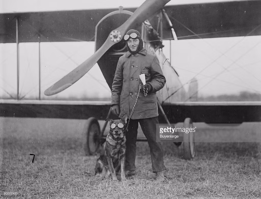 Phi công Frank Stanton và chú chó cưng bên chiếc máy bay của mình, thập niên 1910, một trong những hình ảnh ấn tượng về chó trong lịch sử. Ảnh: Getty.