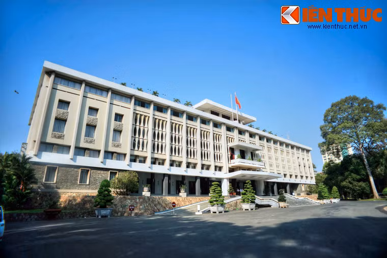 Trong trận này, các chiến sĩ ta đã đấu súng dữ dội với địch trong nhiều giờ đồng hồ tại cổng ngoài của Dinh Ðộc lập. Nhưng do lực lượng quá chênh lệnh, 8 chiến sĩ đã hi sinh, những người còn lại bị bắt giữ trong sáng mùng 3 Tết.