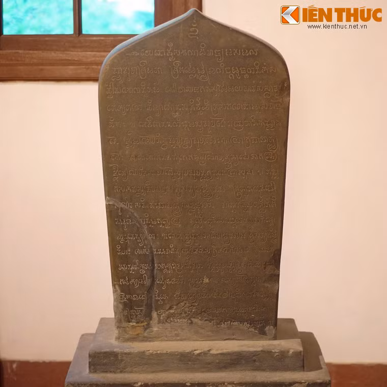 Bia Po Nagar được dựng vào khoảng năm 703 - 706 Saka (năm 781 - 784) ở đền Pa Nagar, TP Nha Trang, tỉnh Khánh Hòa. Bia ghi việc vua Satyavarman cho dựng một Linga thờ thần Siva và lập cháu mình lên làm vua Vikrantavarman.