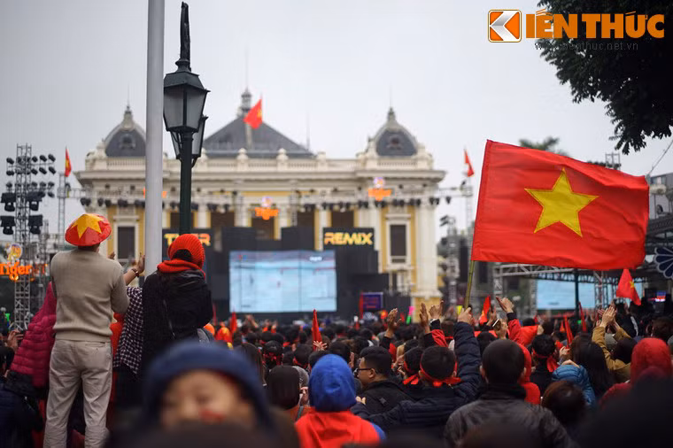 Hàng nghìn người cổ vũ cho trận đấu của U23 Việt Nam qua màn hình đặt trước Nhà hát Lớn.
