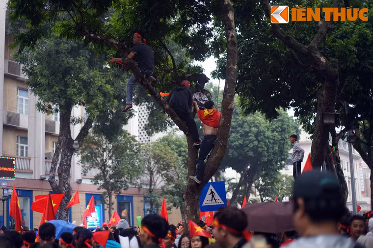 Một kiểu xem bóng đá khá... nguy hiểm.