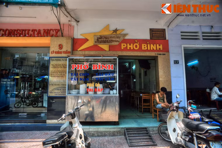 Nằm ở số 7 Lý Chính Thắng, phở Bình là quán phở nổi tiếng gắn với cuộc Tổng tiến công và nổi dậy mùa xuân năm 1968 - Chiến dịch Mậu Thân 1968. Trong suốt thập niên 1960, quán phở nằm giữa khu phố đông đúc này chính là Sở chỉ huy tiền phương biệt động Sài Gòn.