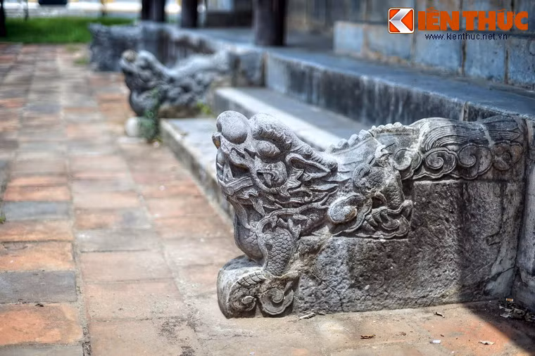 Bốn mặt công trình đều có ba hệ thống bậc cấp, mỗi hệ thống gồm 5 bậc. Riêng ở phía Nam và phía Bắc, hệ thống bậc chính giữa rộng hơn và hai bên chạm hình rồng thành bậc. Các hệ thống bậc cấp còn lại chạm hình giao khá đơn giản.