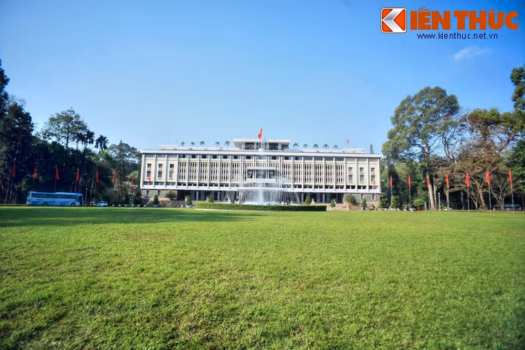 Khoảng 1h30 mùng 2 Tết Mậu Thân 1968, đội biệt động số 5 gồm 16 người trên ba xe tải nhỏ và hai chiếc Honda xuất phát từ hai hướng tiến thẳng vào Dinh Độc Lập để thực hiện trận đánh tại cơ quan đầu não của chính quyền Sài Gòn.