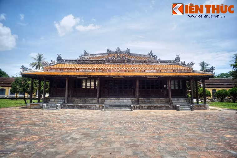 Về tổng thể, đây là một tòa nhà hai tầng, tầng dưới kiểu nhà kép gồm một căn nhà ba gian hai chái nối với một căn nhà một gian. Tầng hai là một căn nhà vuông kiểu một gian bốn chái.