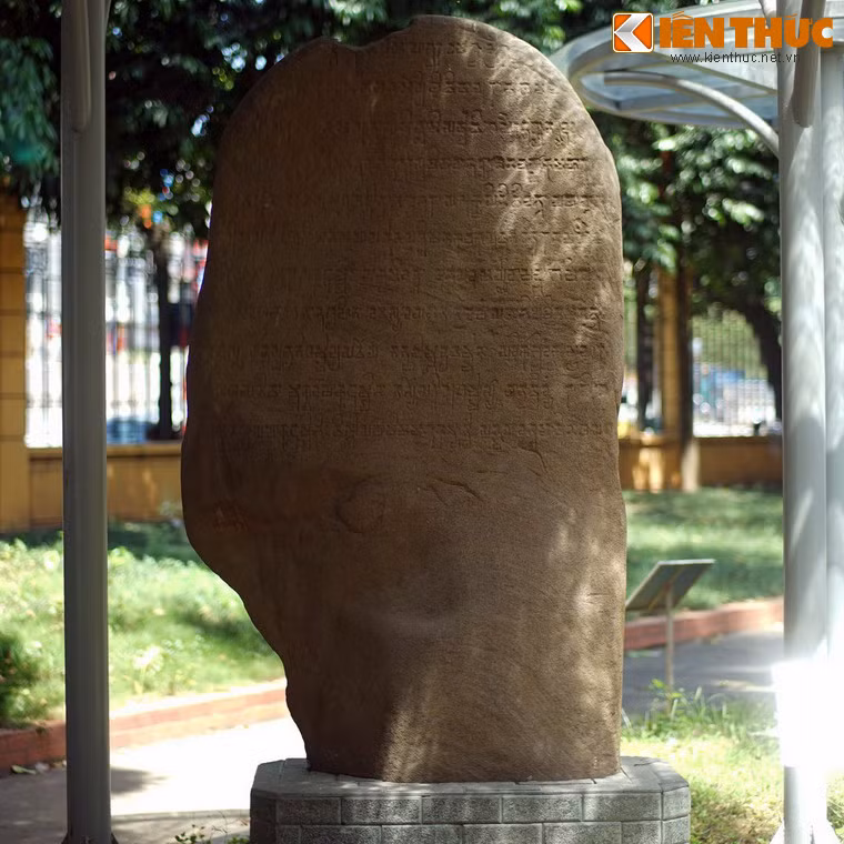 Bia Mỹ Sơn I được dựng khoảng năm 846 Saka (năm 918) trước đền Mỹ Sơn A1 ở thánh địa Mỹ Sơn (huyện Duy Xuyên, tỉnh Quảng Nam). Bia ghi việc vua Bhadravarman xây dựng ngôi đền lớn và cung tiến tất cả đất đai cùng thần dân quanh đền cho thần Bhadresvarasvamin.