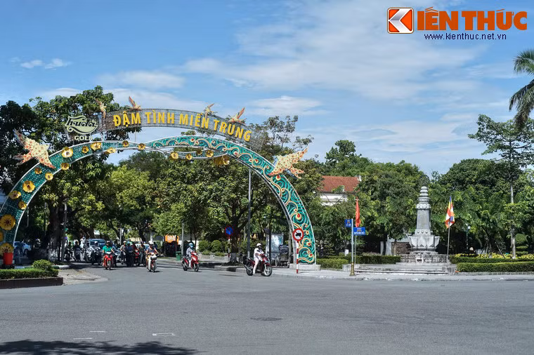 Vào những ngày lễ, Tết, đặc biệt là ngày rằm tháng Tư - ngày kỷ niệm các Thánh Tử đạo - đông đảo tăng, ni, Phật tử và du khách thập phương lại đến dâng hương, tưởng niệm tại Đài Thánh Tử đạo theo truyền thống đạo lý của dân tộc...