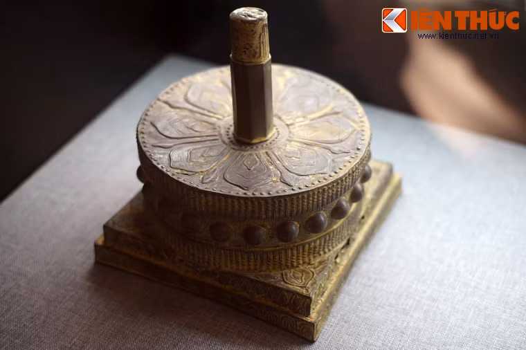 Bên cạnh vàng, bạc cũng là chất liệu quý được người Chăm sử dụng rộng rãi. Ảnh: Đài thờ Uroja-Linga (bệ thờ linga có bầu ngực phụ nữ xung quanh) trang trí hoa sen bằng bạc mạ vàng, niên đại thế kỷ 11-12.