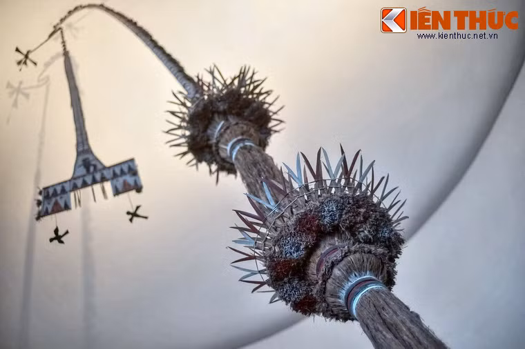 Đối với dân tộc Cor, cây nêu là trung tâm của lễ hiến sinh trâu, vừa làm chức năng cột để buộc trâu tế, vừa là "cây hoa" trang trí và "cây vũ trụ" liên thông thần linh và con người.