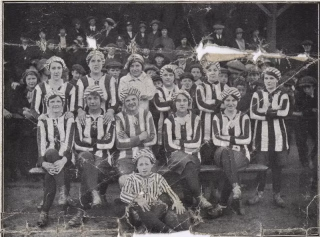Đội bóng nữ Wallsend Slipway, 1917. Ảnh: Vintag.