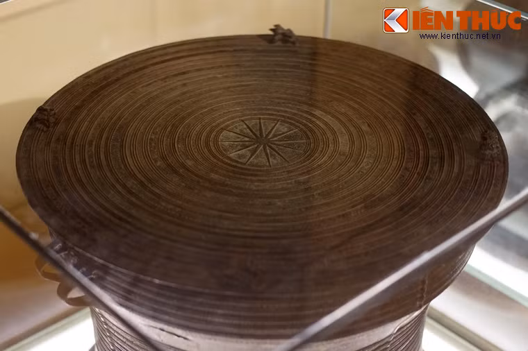 Mỗi trống dạng này thường có có bốn cụm tượng ếch cách đều nhau ở bốn phía trên rìa mặt trống. Ếch luôn quay theo cùng một hướng, có thể cùng chiều hoặc ngược chiều kim đồng hồ.