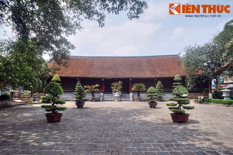 Đình có bố cục mặt bằng nền hình chữ “Đinh”, gồm đại đình và hậu cung, nằm trong một khuôn viên rộng rãi.