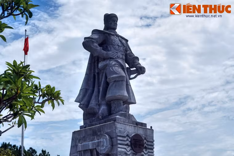 Theo các nhà nghiên cứu, Quang Trung Nguyễn Huệ chọn núi Bân làm đàn Nam Giao là nhằm tận dụng địa thế núi không cao, xung quanh là cánh đồng khá rộng để tập kết hàng vạn quân, dễ dàng cho việc xây dựng đàn trong điều kiện thời gian vô cùng gấp gáp.