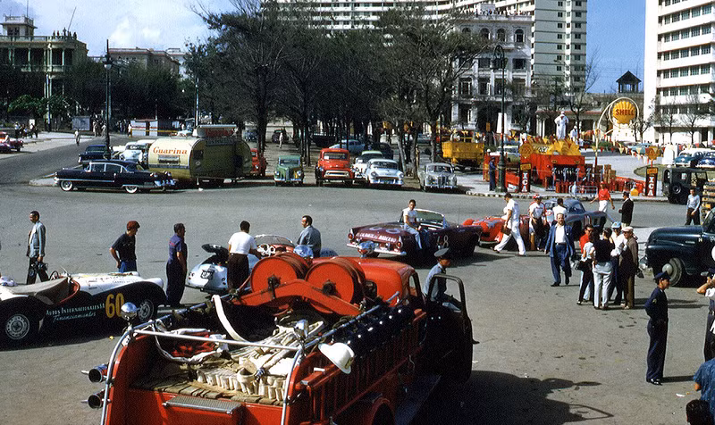 ... và Alfonso de Portago với chiếc Ferrari 860. Ảnh: Vintag.