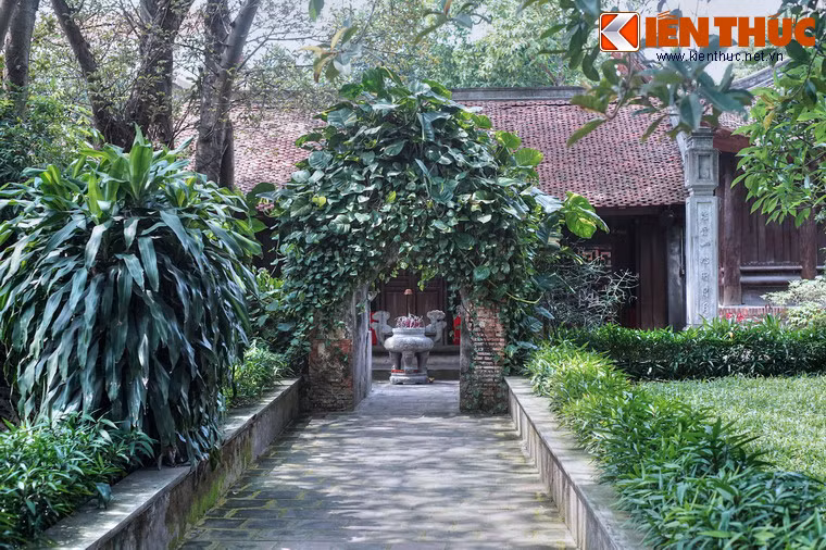 Nằm ở phía bên phải đình Ngự Triều Di Quy có am Mỵ Châu (còn gọi là am Bà Chúa hay đền thờ Mỵ Châu) toạ lạc trên khu vực rộng gần 1.000m2.