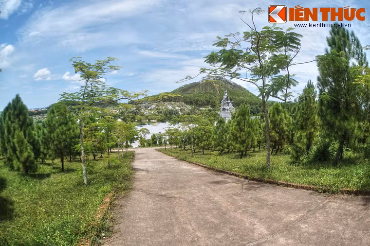 Chỉ có hơn một ngày chuẩn bị nên quân đội Tây Sơn đã tận dụng địa thế có sẵn của núi Bân để xẻ đường, bạt núi lập đàn chứ không xây dựng công trình nào.