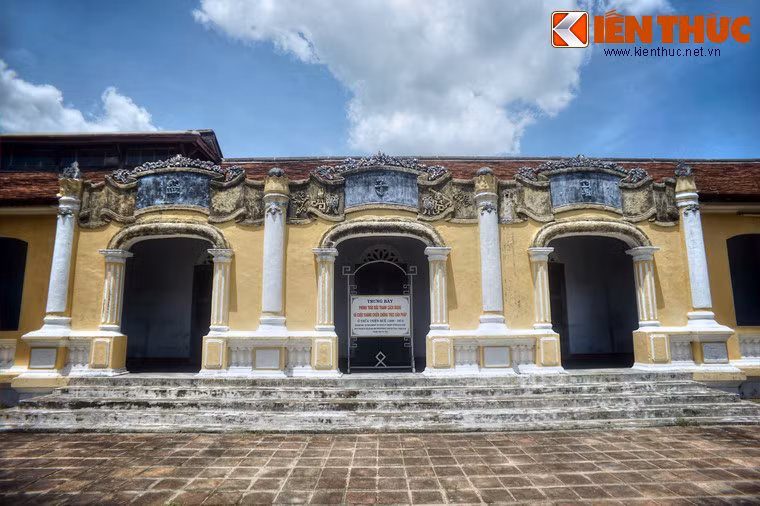 Mặt trước công trình có ba hệ thống bậc cấp dẫn lên nền, trổ 5 cửa vòm dẫn vào phần hành lang, trong đó có ba cửa vòm lớn được đặt ở giữa, hai cửa vòm nhỏ hơn đặt ở gần hai đầu hồi. Phía trên đầu ba cửa vòm giữa được tạo hình ba chiếc cuốn thư, ở giữa đề ba chữ Hán: Quốc Tử Giám.