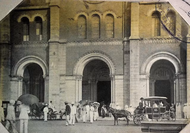 Xe ngựa bên ngoài nhà thờ Đức Bà đầu thế kỷ 20. Ảnh tư liệu.