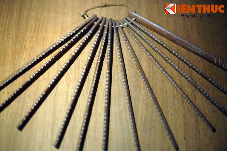 Về cấu tạo, bộ lịch có 12 thanh tre, mỗi thanh dài khoảng 20 cm, tượng trưng cho một tháng. Mỗi tháng có 30 ngày, được chia thành 3 khoảng gọi là tuần, gồm có thượng tuần, trung tuần và hạ tuần. Mỗi tuần có 10 vạch tượng trưng cho các ngày.