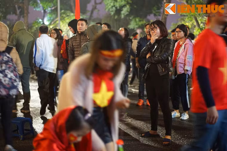 Tiếng còi kết thúc trận đấu vang lên trong sự thẫn thờ, tiếc nuối của người hâm mộ.