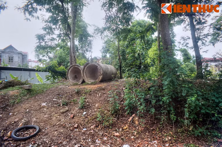 Trong thành Cổ Loa còn có những gò đất dài hoặc tròn được đắp rải rác giữa các vòng thành hoặc nằm ngoài thành ngoại, một số đã được dân địa phương gọi là Đống Dân, Đống Chuông, Đống Bắn... từ xa xưa.