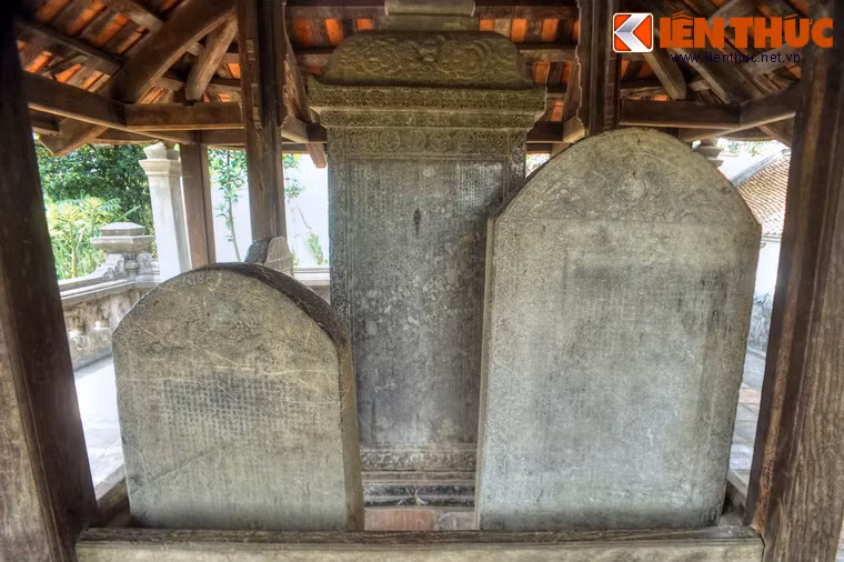 Đây là nơi lưu giữ các bia đá cổ, trong đó có ba bia khắc năm 1606.