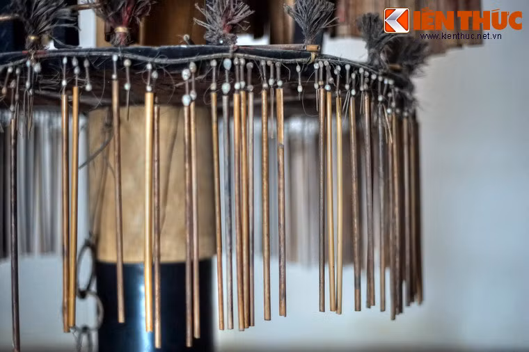 Xung quanh của mâm thần của cây nêu được đục lỗ cho xuyên để treo các dải trang trí bắt mắt.