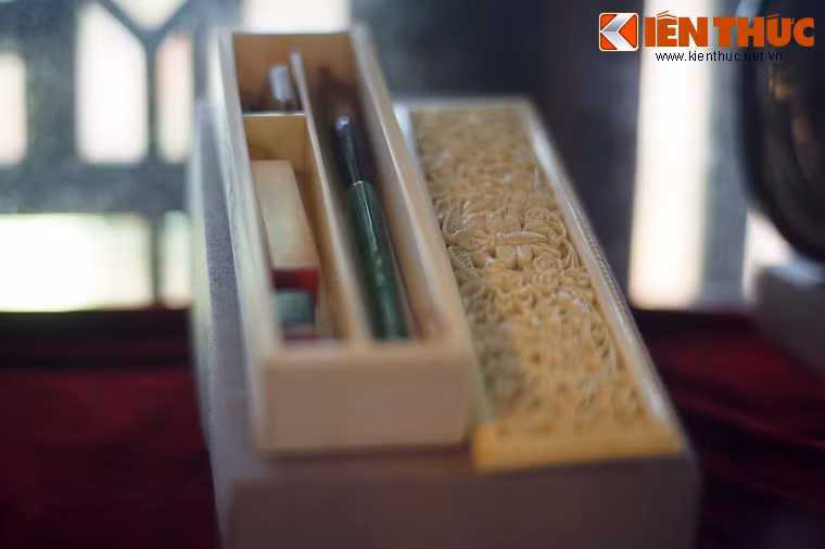 Hộp đựng bút làm từ ngà voi được chạm khắc tinh xảo.