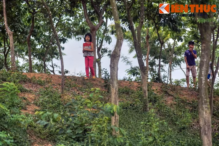 Tiếc rằng, những dấu tích của thành Cổ Loa ngày nay không còn lại nhiều. Bên cạnh tác động của thiên nhiên, sự phát triển dân số đã khiến nhiều đoạn tường thành cũ bị xâm lấn, các hào nước bị lấp... khiến giới nghiên cứu đã nhiều lần phải đưa ra lời cảnh báo về nguy cơ "biến mất" của di tích lịch sử đặc biệt này.