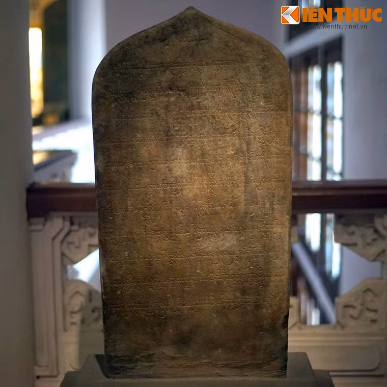 Bia Mỹ Sơn được dựng năm 653 Saka (năm 731) tại thánh địa Mỹ Sơn. Bia ghi lại việc vua Sambhuvarman dựng một bàn thờ bằng gạch thờ nữ thần Laksmi (Vedi), bàn thờ được ốp đá và dát bạc thời vua Naravahavarman và được vua Vikrantavarman I trùng tu năm 653 Saka.