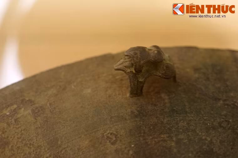 Một cách lý giải khác cho rằng hình tượng ếch giao phối thể hiện vũ trụ quan của người xưa về sự tạo sinh vĩnh cửu của vạn vật.