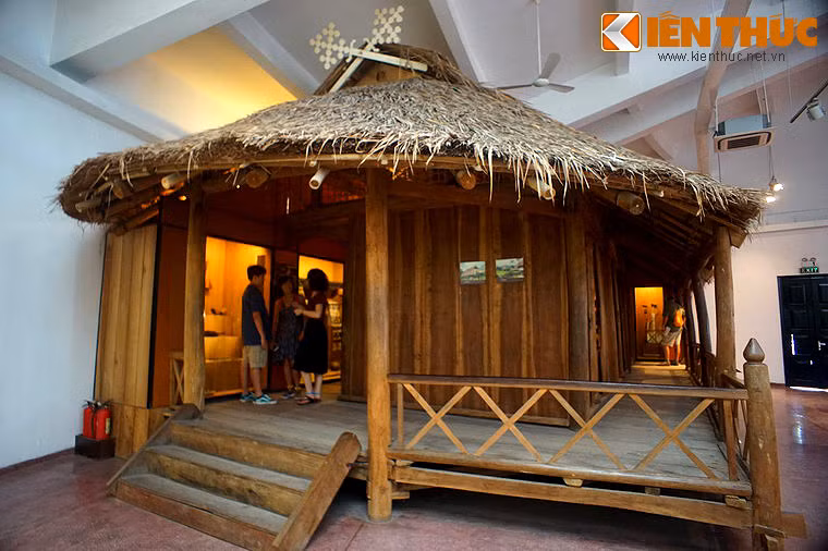 Sinh sống ở khu vực Tây Bắc của Việt Nam, người Thái Đen là một nhóm dân tộc thiểu số sở hữu nhiều nét văn hóa đặc sắc. Nhà sàn của dân tộc này có một chi tiết kiến trúc độc đáo được gọi là khau cút. Ảnh: Mẫu nhà sàn của người Thái Đen được phục dựng ở Bảo tàng Dân tộc học Việt Nam.