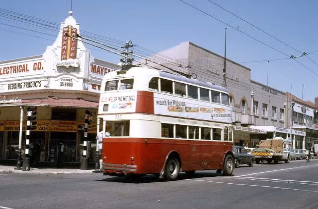 Xe điện hai tầng hoạt động ở khu Mayfair. Ảnh: Vintag.