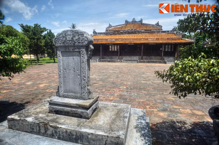 Trong các cổ vật quý của Quốc Tử Giám, có tấm bia Huỳnh Tự Thư Thanh đặt trước tòa Di Luân Đường. Bia khắc bài thơ Huỳnh tự thư thanh (Nghe tiếng đọc sách ở trường) của vua Thiệu Trị ca ngơi vẻ đẹp Quốc Tử Giám khi trường còn ở bên bờ sông Hương. Ngôi trường này chính là thắng cảnh thứ 18 trong 20 thắng cảnh của Cố đô.