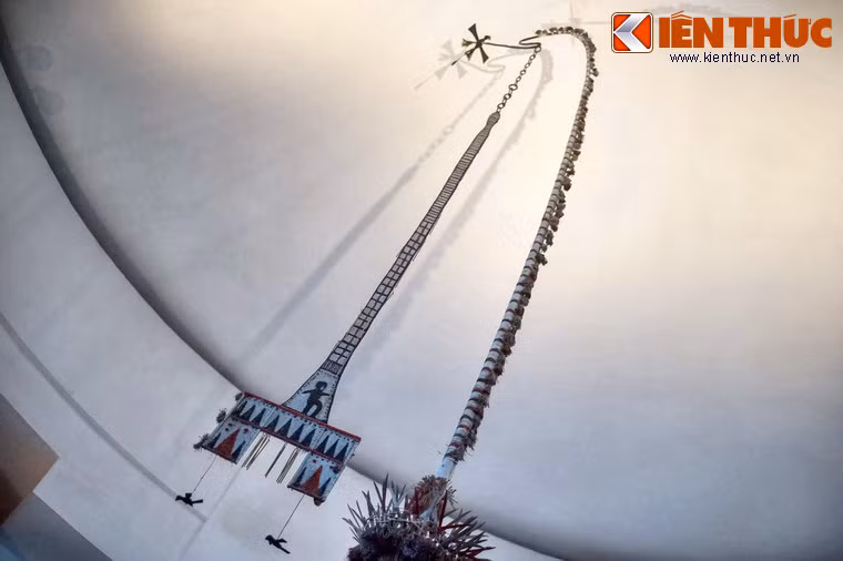 Trên đỉnh cây nêu còn treo một tấm phướn đan bằng nan giang, được trang trí cầu kỳ và treo các con chim chèo bẻo bằng gỗ ở phía dưới. Khi gió thổi, tấm phướn làm ngọn cây nêu quay, đưa chim chèo bẻo "bay" theo.