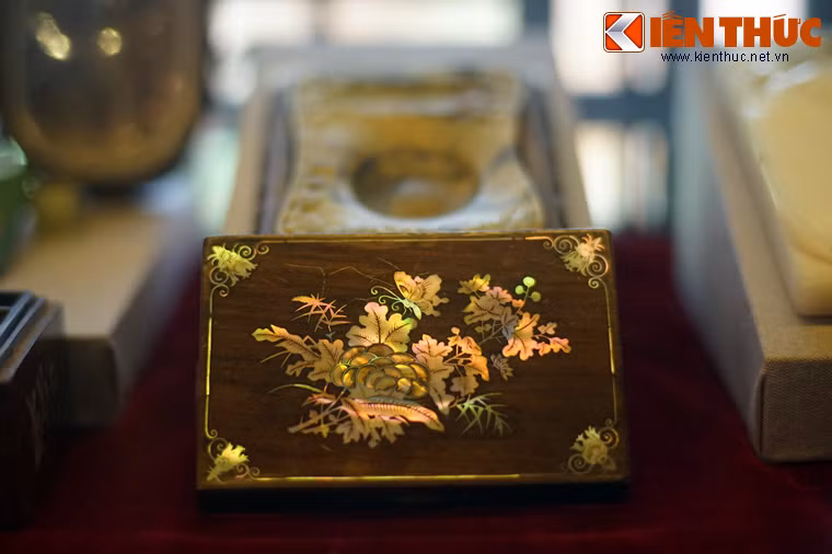 Hộp đựng nghiên mực khảm xà cừ tinh xảo.