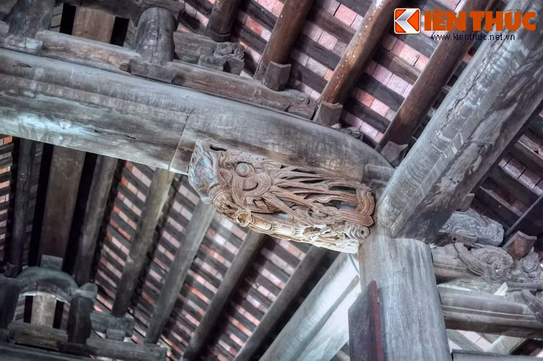 Hình tượng rồng được chạm khắc tinh xảo trên bộ vì nóc, tuổi đời đã hơn 100 năm.