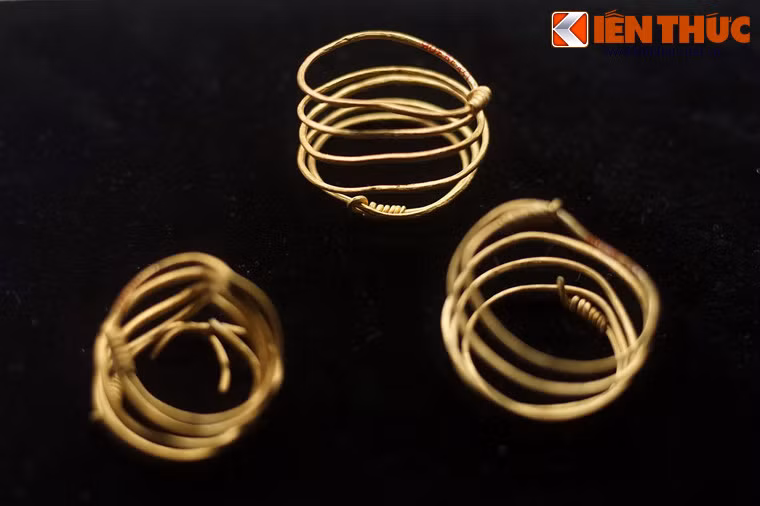 Trong nhiều thập niên, các nhà khảo cổ trong và ngoài nước đã làm phát lộ một hệ thống hiện vật rất phong phú. Trong đó, các món trang sức vàng ròng của văn hóa Óc Eo nhận được sự quan tâm đặc biệt vì vẻ đẹp rất tinh tế. Ảnh: Vòng đeo tay chế tác bằng vàng, niên đại từ thế kỷ 5 - 7.